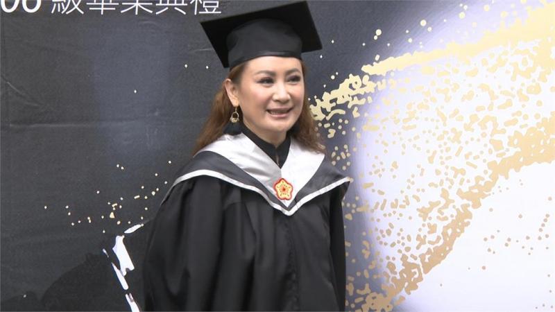 為了豬哥亮！陳亞蘭畢業「感動穿上碩士袍」：他在天上看！媽媽透露「接下來披婚紗」感情狀況曝光！