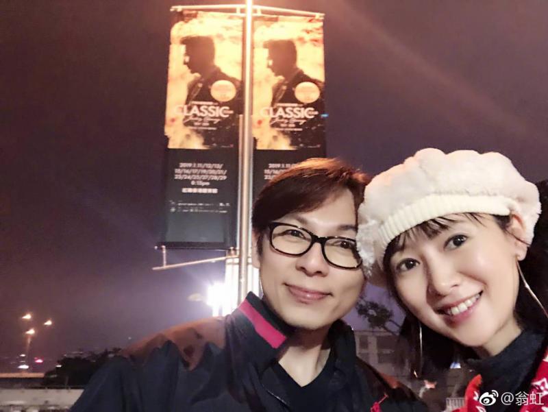 51歲翁虹曬一家三口親密合照，11歲女兒顏值與媽媽相差太大引網友驚訝 !