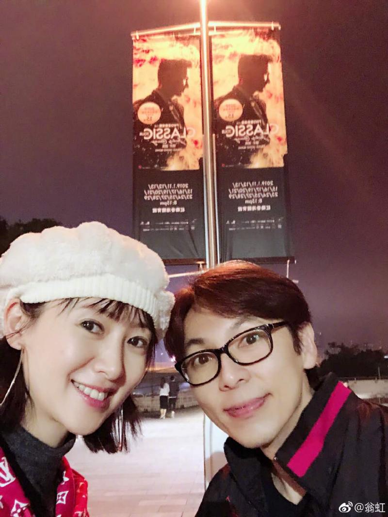 51歲翁虹曬一家三口親密合照，11歲女兒顏值與媽媽相差太大引網友驚訝 !