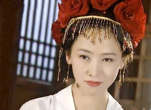 51歲翁虹曬一家三口親密合照，11歲女兒顏值與媽媽相差太大引網友驚訝 !
