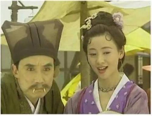 51歲翁虹曬一家三口親密合照，11歲女兒顏值與媽媽相差太大引網友驚訝 !
