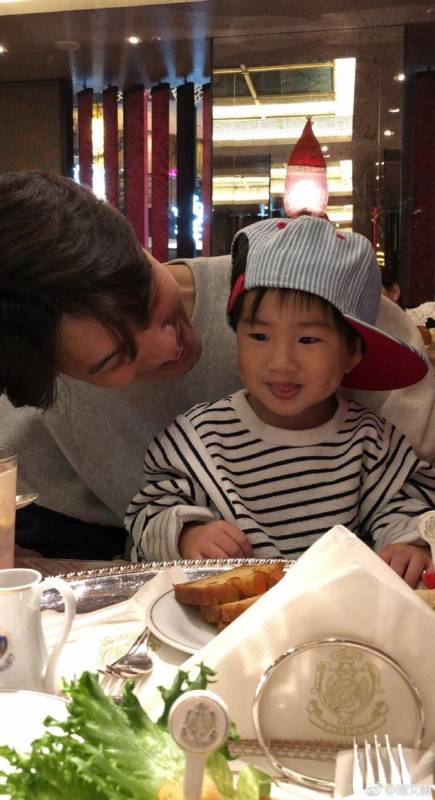 Ella兒子長大了！勁寶甜笑露酒窩超像林俊傑 !