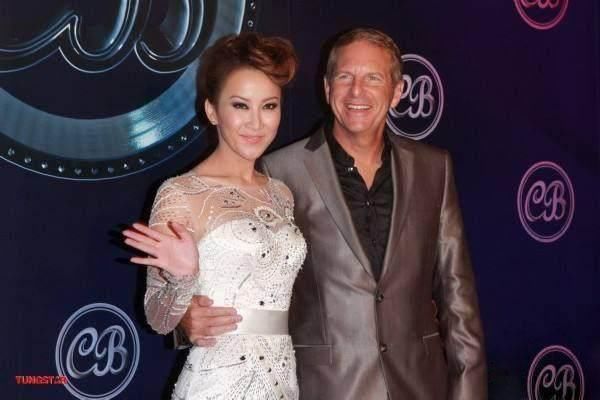 李玟全家近照，58歲洋老公依然霸氣，如今比繼女還年輕！