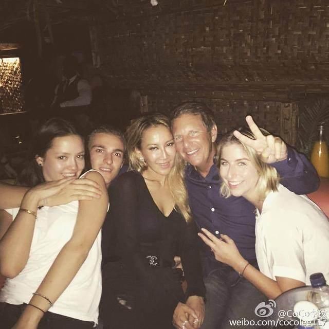 李玟全家近照，58歲洋老公依然霸氣，如今比繼女還年輕！