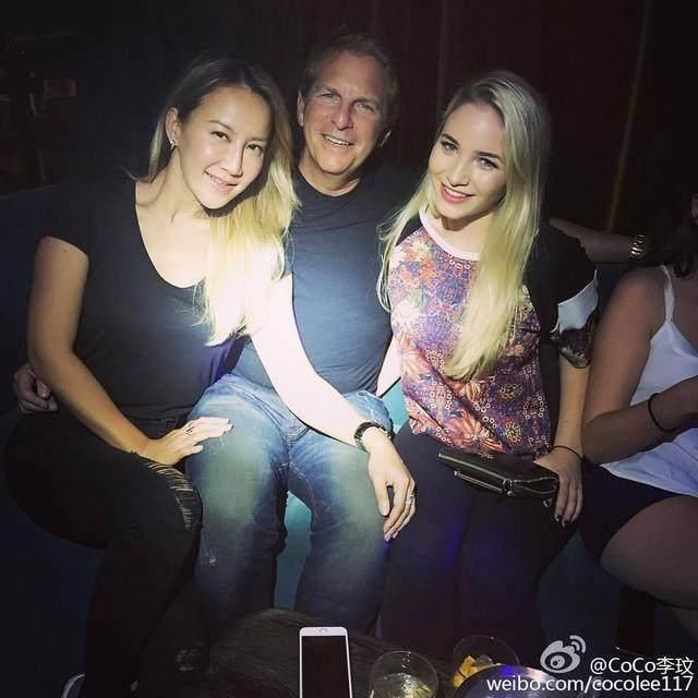 李玟全家近照，58歲洋老公依然霸氣，如今比繼女還年輕！