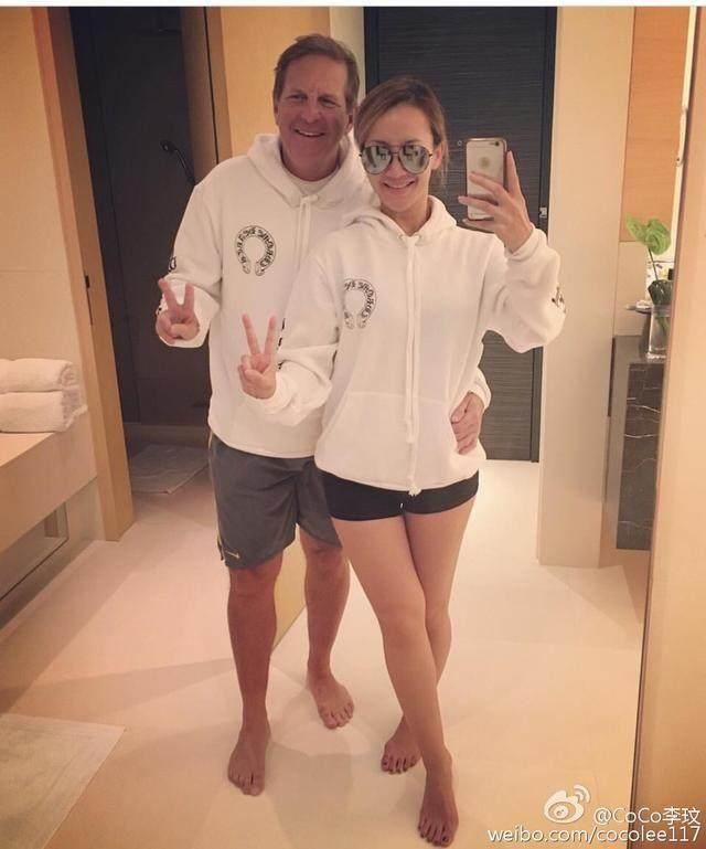 李玟全家近照，58歲洋老公依然霸氣，如今比繼女還年輕！
