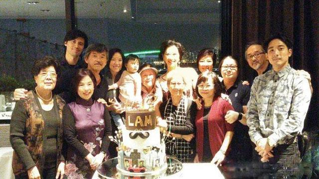 57歲葉倩文和林子祥生活近照：中年發福幸福胖，四代同堂其樂融融！