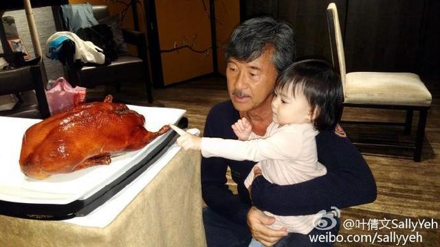 57歲葉倩文和林子祥生活近照：中年發福幸福胖，四代同堂其樂融融！