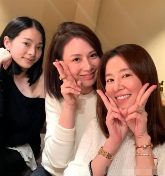 林心如閨蜜不小心曝光其素顏照，連唇膏都沒塗，網友：大跌眼鏡咩！