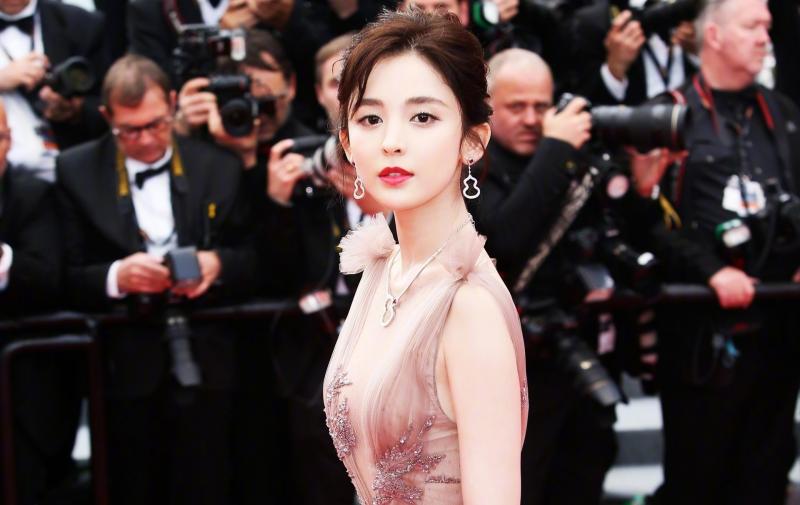 【穿衣還會看到兩點】新疆女神古力娜扎「不愛穿bra癖好」, 三部劇集都表露出來了！網友: 導演這樣也ok?