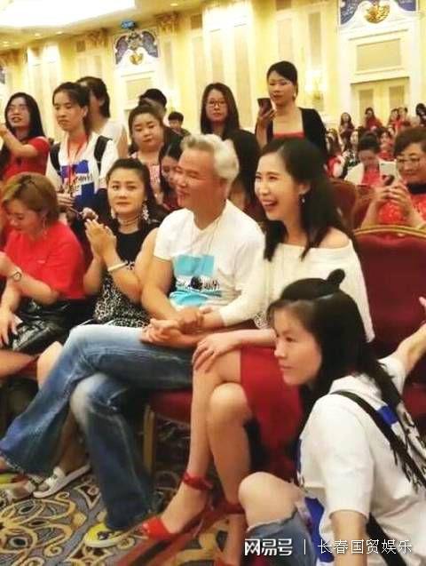 張庭老公與女子的親密合影照流出，稱「對大哥的愛是發自內心的。」
