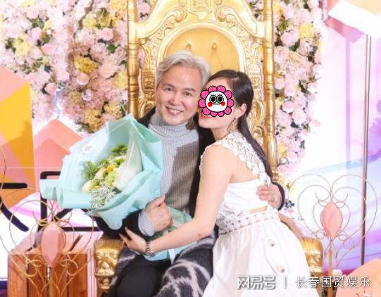 張庭老公與女子的親密合影照流出，稱「對大哥的愛是發自內心的。」