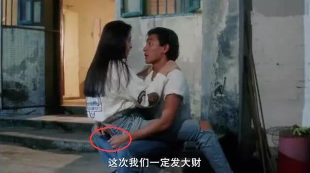 王祖賢早年身材有多好? 她坐在劉德華腿上，有誰注意到劉德華手的位置，細節見人品