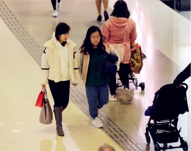 60歲女星收養「有缺陷女兒」 耐心陪度過多次手術…如今她上名校謝媽媽：長大必報養育恩