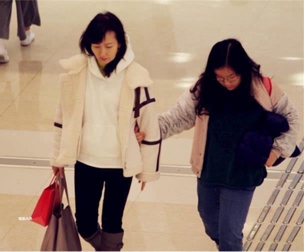 60歲女星收養「有缺陷女兒」 耐心陪度過多次手術…如今她上名校謝媽媽：長大必報養育恩