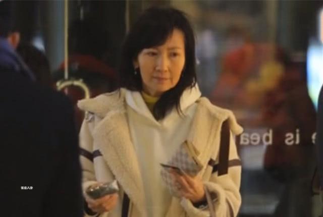 60歲女星收養「有缺陷女兒」 耐心陪度過多次手術…如今她上名校謝媽媽：長大必報養育恩