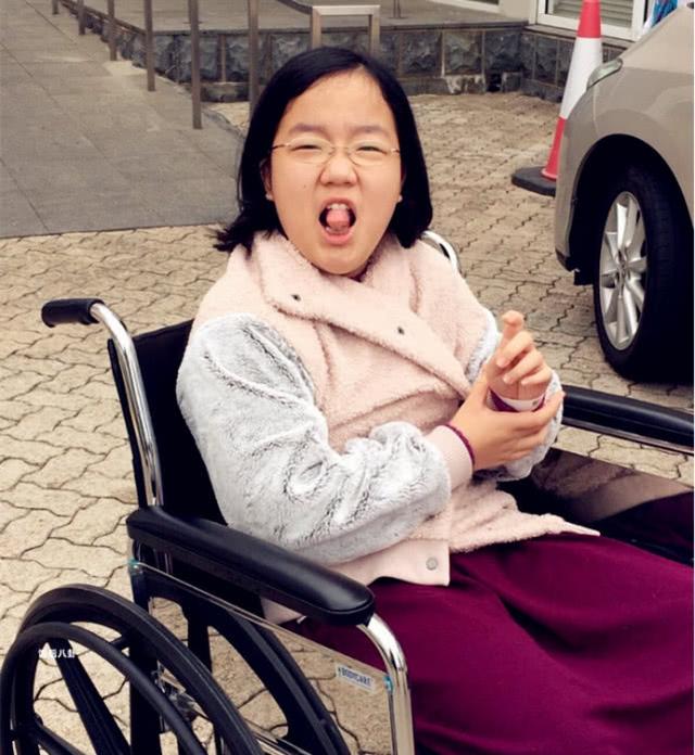 60歲女星收養「有缺陷女兒」 耐心陪度過多次手術…如今她上名校謝媽媽：長大必報養育恩