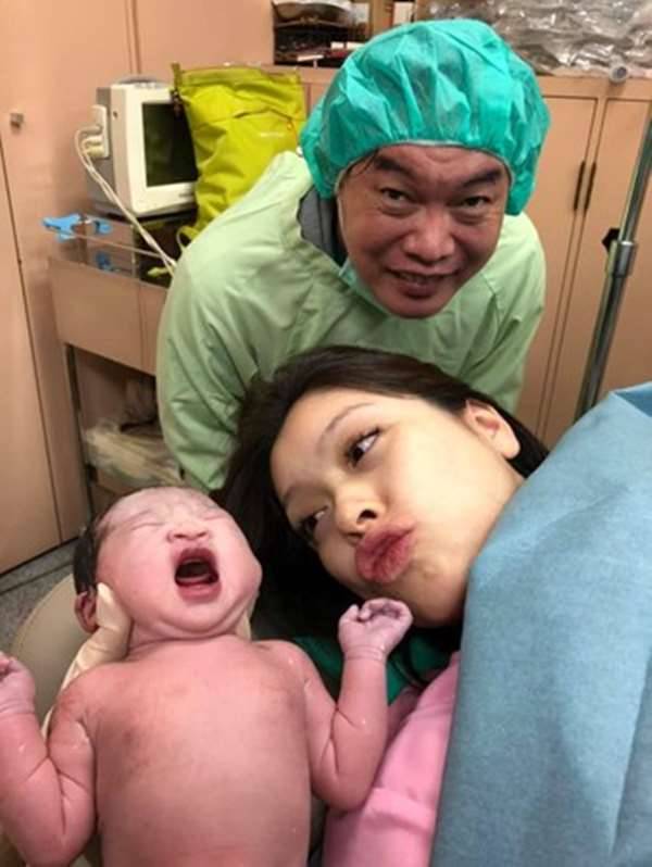 恭喜！51歲康康再當爸，「前世情人」報到，愛女Q樣簡直萌翻！
