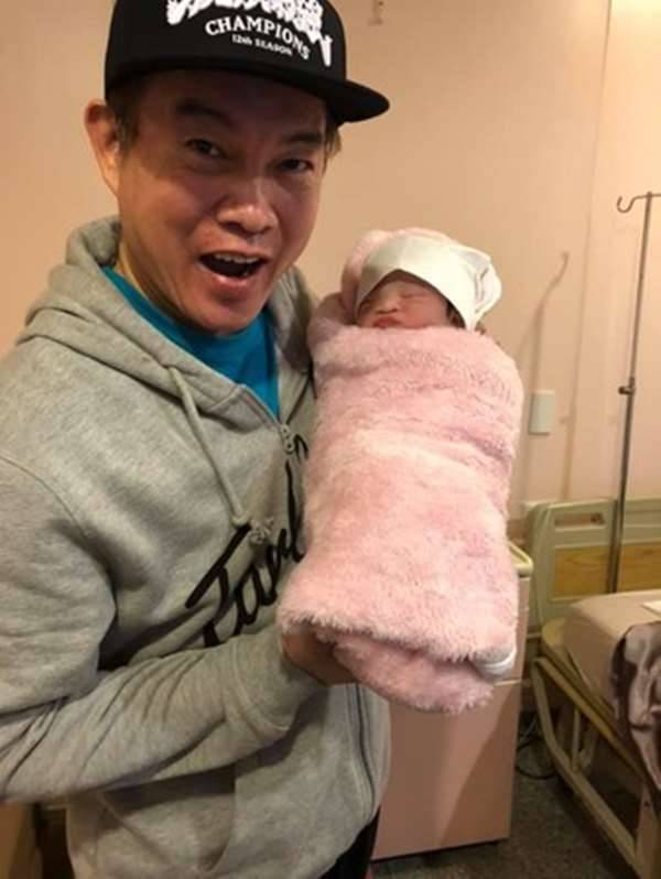 恭喜！51歲康康再當爸，「前世情人」報到，愛女Q樣簡直萌翻！