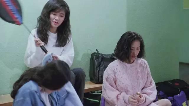 20年前驚艷穿搭，網友：感覺年輕時的女神穿越到了現代 