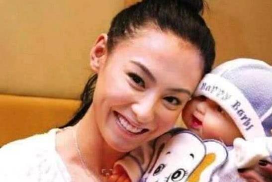 張柏芝為三胎舉辦滿月酒，「小王子」正面照首次曝光？網友：終於藏不住了！