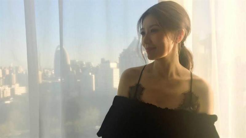 賈靜雯膽真大，吊帶裙竟敢這麼穿，網友: 43歲也瘋狂！
