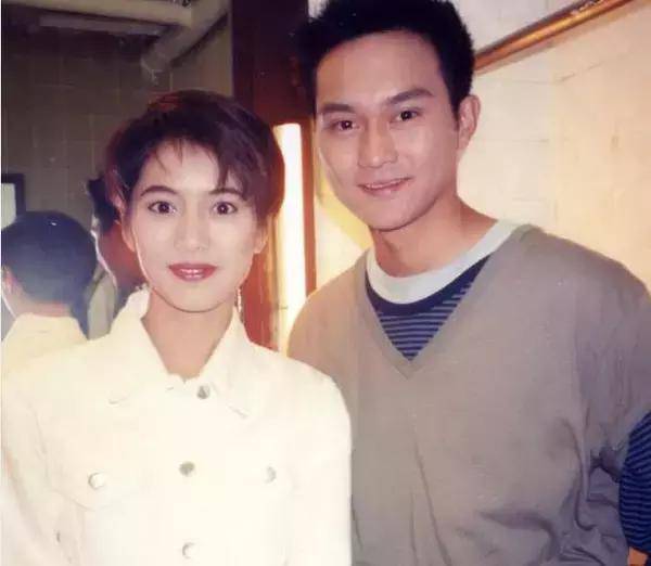 袁詠儀扎丸子頭現身活動，新髮型簡直美出一道街，網友：難怪張智霖那麼愛她~