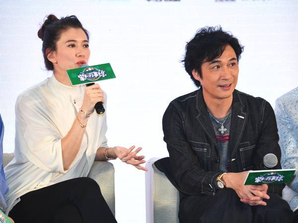 袁詠儀扎丸子頭現身活動，新髮型簡直美出一道街，網友：難怪張智霖那麼愛她~