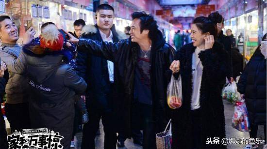 袁詠儀扎丸子頭現身活動，新髮型簡直美出一道街，網友：難怪張智霖那麼愛她~