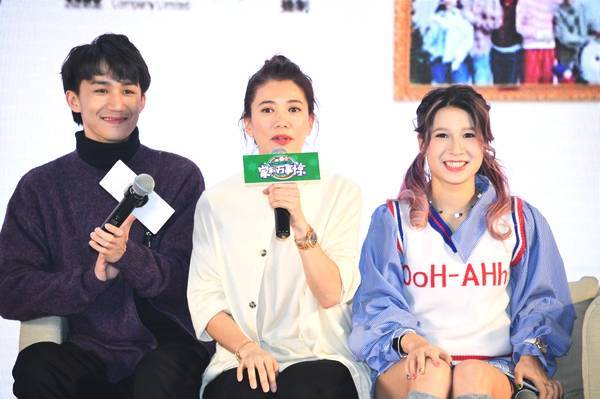 袁詠儀扎丸子頭現身活動，新髮型簡直美出一道街，網友：難怪張智霖那麼愛她~