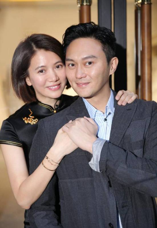袁詠儀扎丸子頭現身活動，新髮型簡直美出一道街，網友：難怪張智霖那麼愛她~