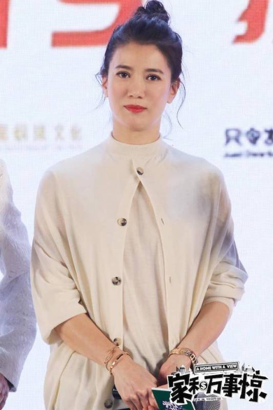 袁詠儀扎丸子頭現身活動，新髮型簡直美出一道街，網友：難怪張智霖那麼愛她~