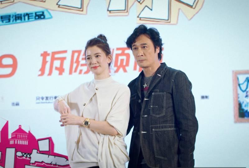 袁詠儀扎丸子頭現身活動，新髮型簡直美出一道街，網友：難怪張智霖那麼愛她~