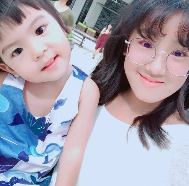 賈靜雯大女兒曬自己十年前後對比照，4歲的梧桐妹和咘咘一樣可愛！