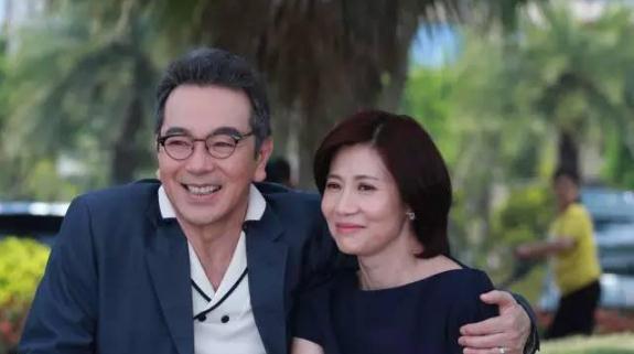  62歲張晨光全家照曝光，妻子年過半百卻似少女，兩兒子卻這般模樣！