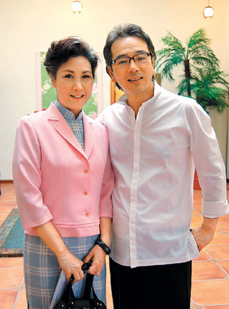 62歲張晨光全家照曝光，妻子年過半百卻似少女，兩兒子卻這般模樣！