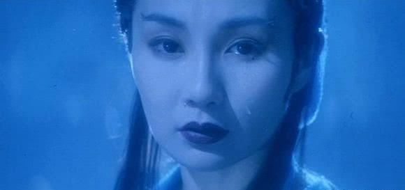 54歲張曼玉由豪宅搬貧民區，瘦成紙片人，肋骨突出青筋暴起，網友：終於做回自己
