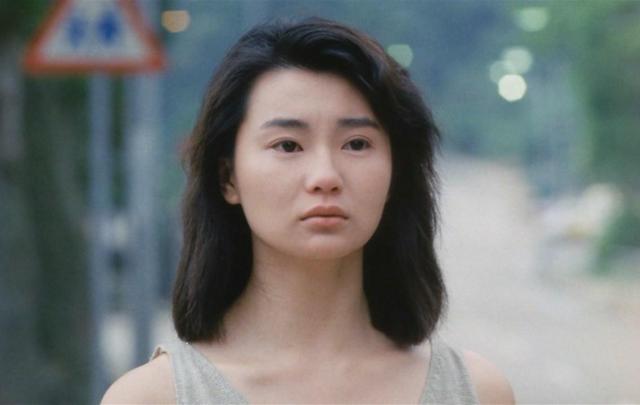 54歲張曼玉由豪宅搬貧民區，瘦成紙片人，肋骨突出青筋暴起，網友：終於做回自己