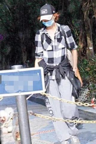 54歲張曼玉由豪宅搬貧民區，瘦成紙片人，肋骨突出青筋暴起，網友：終於做回自己