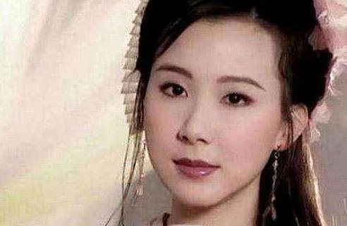 蕭薔與男伴同台熱舞，不慎露出「重點」，網友：攝影師好技術！