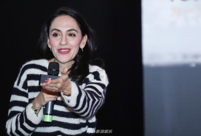 劉燁妻子帶大長腿諾一亮相，網友卻發現安娜老了