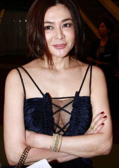 56歲關之琳近照曝光老態盡顯，因一條裙子引熱議，網友：也就她能駕馭得了！ 