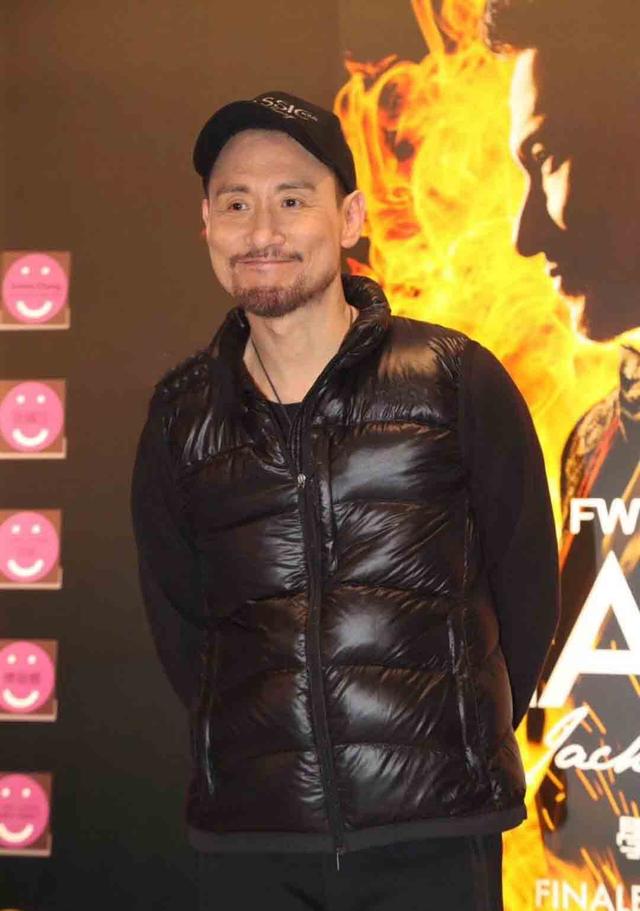 58歲張學友臉頰凹陷，面容憔悴，盡力撐演唱會，有誰注意到台下他18歲女兒的動作，網友直言：女兒才是亮點