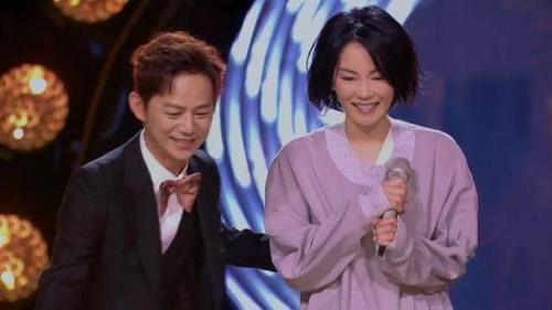 主持人問王菲，你這一輩子「最愛的男人是哪個」？王菲的回答讓人出乎意料