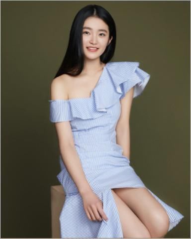 林青霞的「女兒」，長相簡直美呆了，網友：仿佛看到林青霞年輕的模樣！
