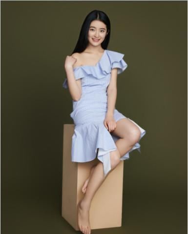 林青霞的「女兒」，長相簡直美呆了，網友：仿佛看到林青霞年輕的模樣！
