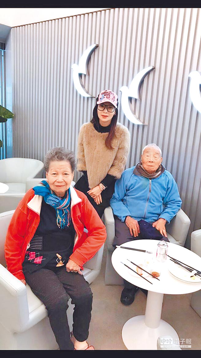 滿足爸爸願望！蔡秋鳳「帶92歲老父出國」一年至少3次，「我的世界只有家人」52歲終生不婚！