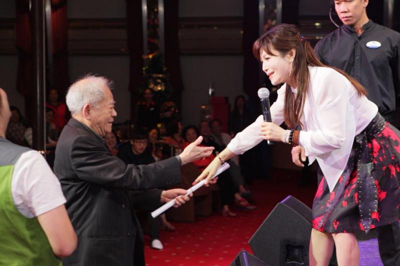 滿足爸爸願望！蔡秋鳳「帶92歲老父出國」一年至少3次，「我的世界只有家人」52歲終生不婚！