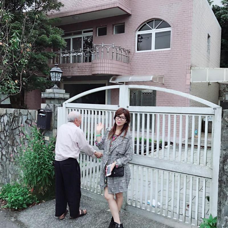 滿足爸爸願望！蔡秋鳳「帶92歲老父出國」一年至少3次，「我的世界只有家人」52歲終生不婚！