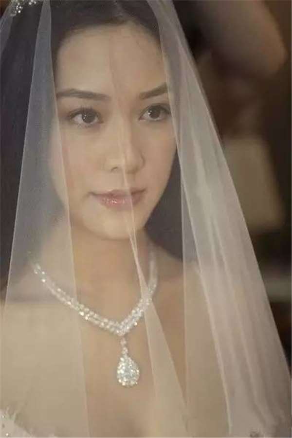 36歲千億媳婦被寵成女神：老公愛、公公疼，8年生4胎，真的是嫁給了愛情